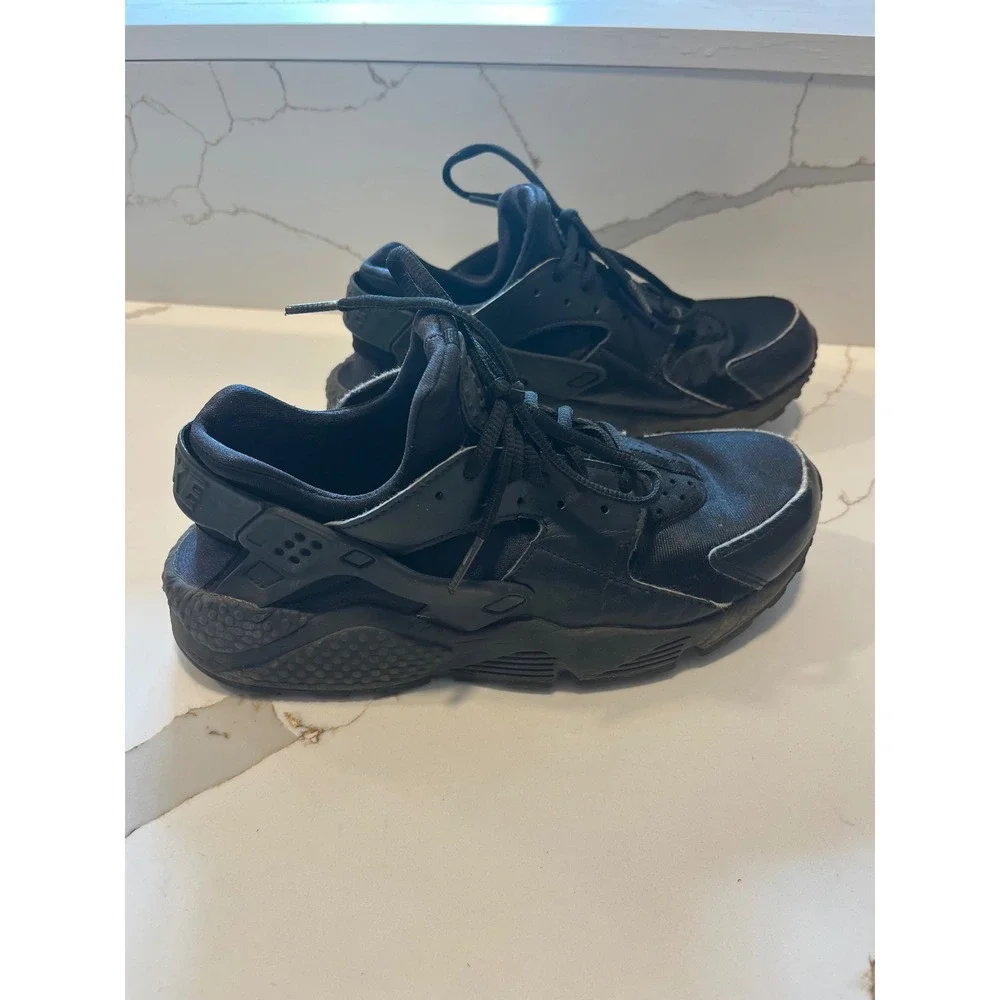 Nike Air Huarache Women's Triple Black Sneakers Size 9 *RUNS SMALL* Men's 7.5